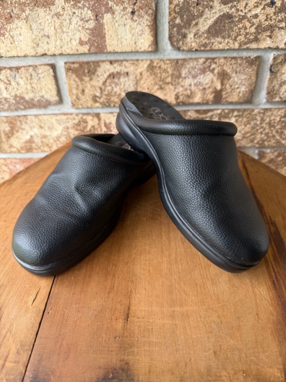 Malu Mule Slip-On Shoes Women’s Size 6 Leather Solid Black Look New!